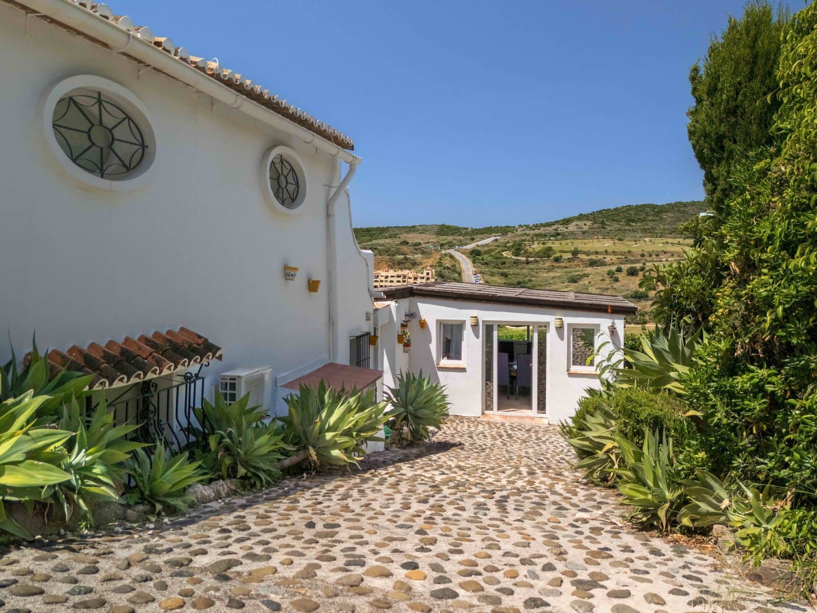 6 makuuhuone Huvila myytävänä paikassa Estepona mukana uima-altaan - 1 450 000 € (Ref: 9037807)