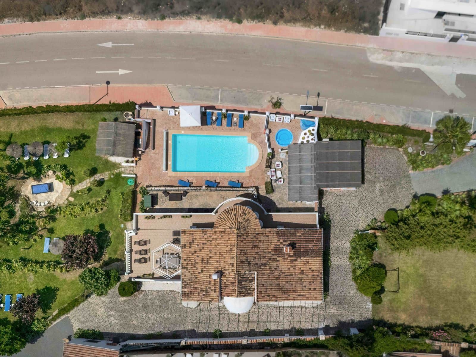 6 makuuhuone Huvila myytävänä paikassa Estepona mukana uima-altaan - 1 450 000 € (Ref: 9037807)