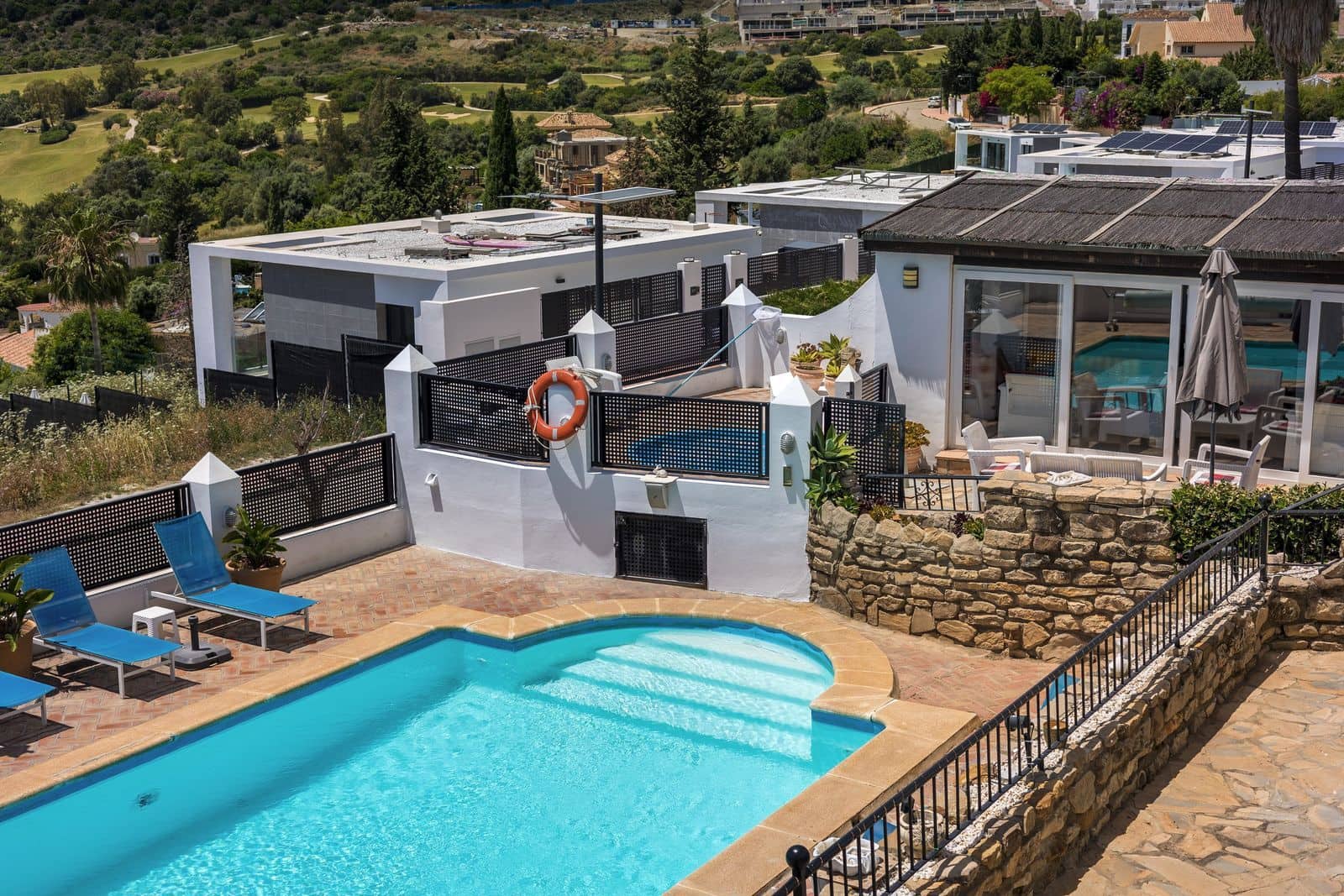 6 makuuhuone Huvila myytävänä paikassa Estepona mukana uima-altaan - 1 450 000 € (Ref: 9037807)