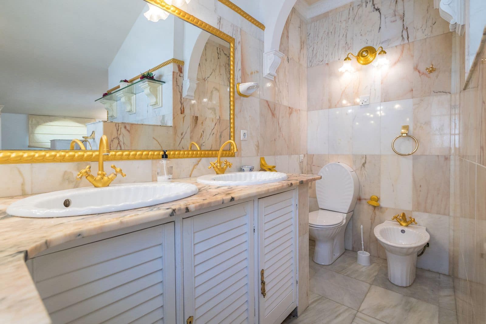 6 makuuhuone Huvila myytävänä paikassa Estepona mukana uima-altaan - 1 450 000 € (Ref: 9037807)