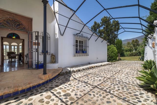 6 makuuhuone Huvila myytävänä paikassa Estepona mukana uima-altaan - 1 450 000 € (Ref: 9037807)