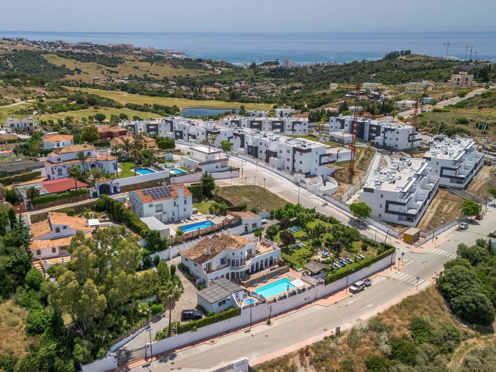 6 makuuhuone Huvila myytävänä paikassa Estepona mukana uima-altaan - 1 450 000 € (Ref: 9037807)