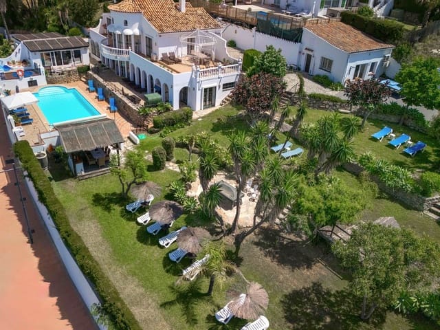 6 makuuhuone Huvila myytävänä paikassa Estepona mukana uima-altaan - 1 450 000 € (Ref: 9037807)