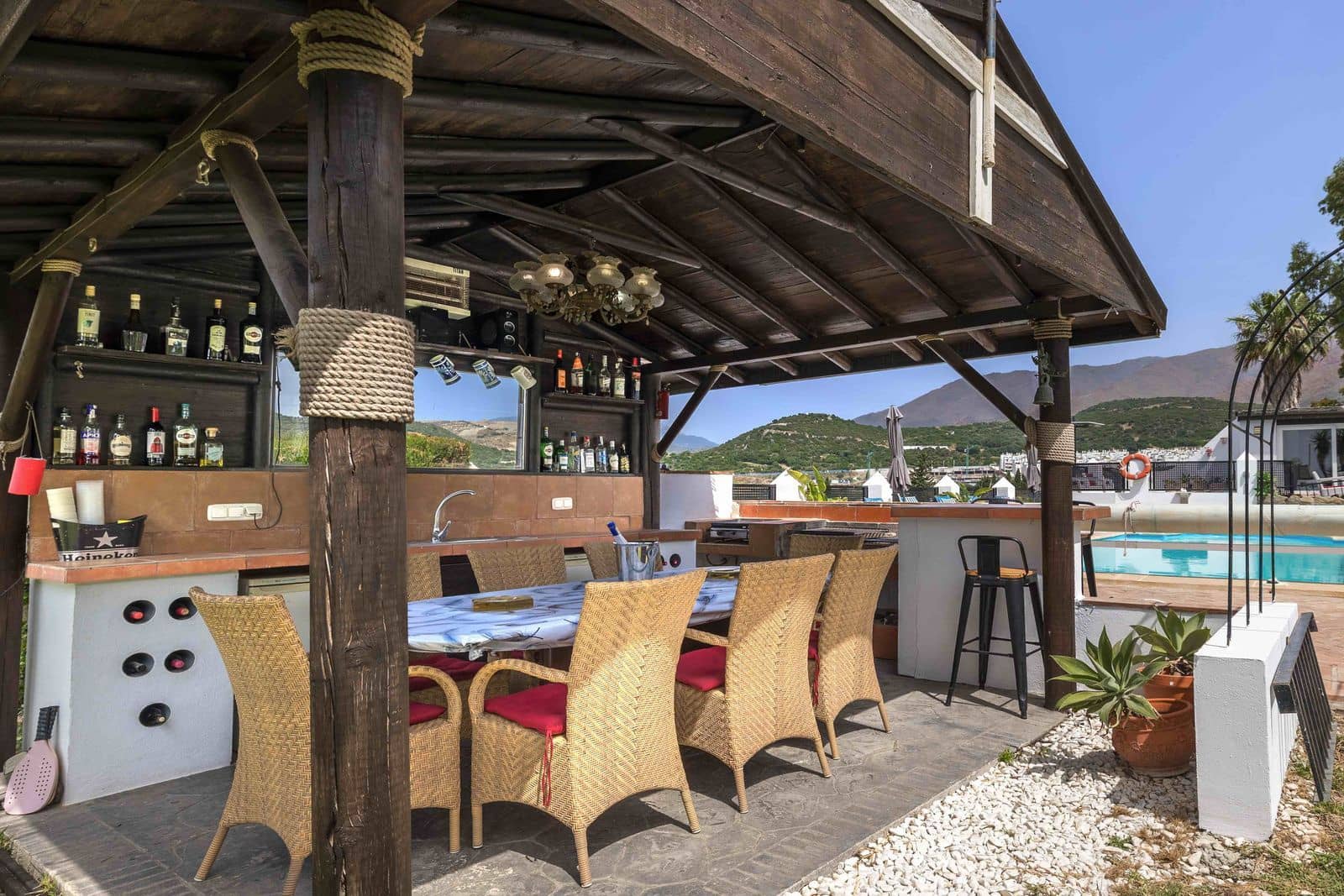 6 makuuhuone Huvila myytävänä paikassa Estepona mukana uima-altaan - 1 450 000 € (Ref: 9037807)