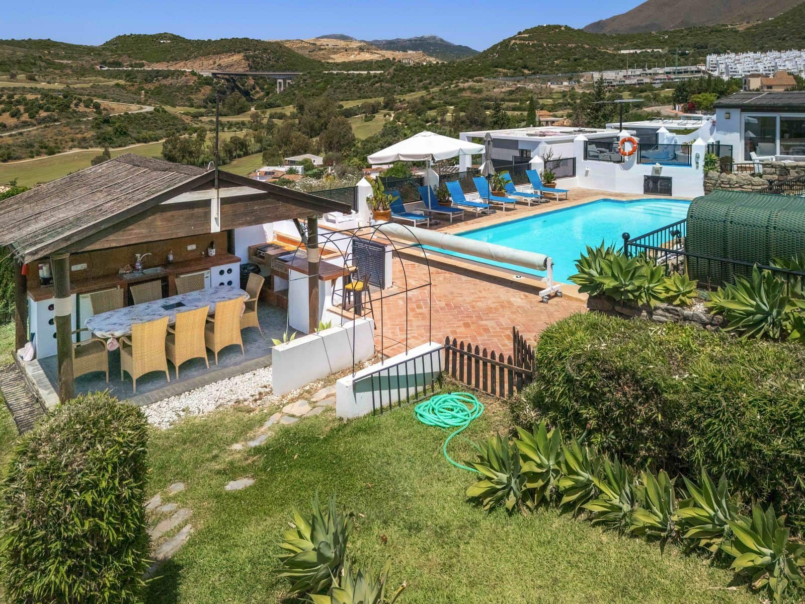 6 makuuhuone Huvila myytävänä paikassa Estepona mukana uima-altaan - 1 450 000 € (Ref: 9037807)