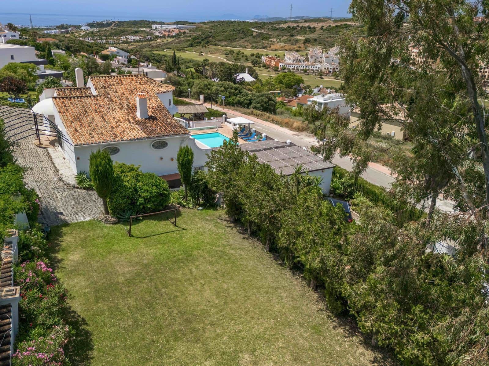 6 makuuhuone Huvila myytävänä paikassa Estepona mukana uima-altaan - 1 450 000 € (Ref: 9037807)