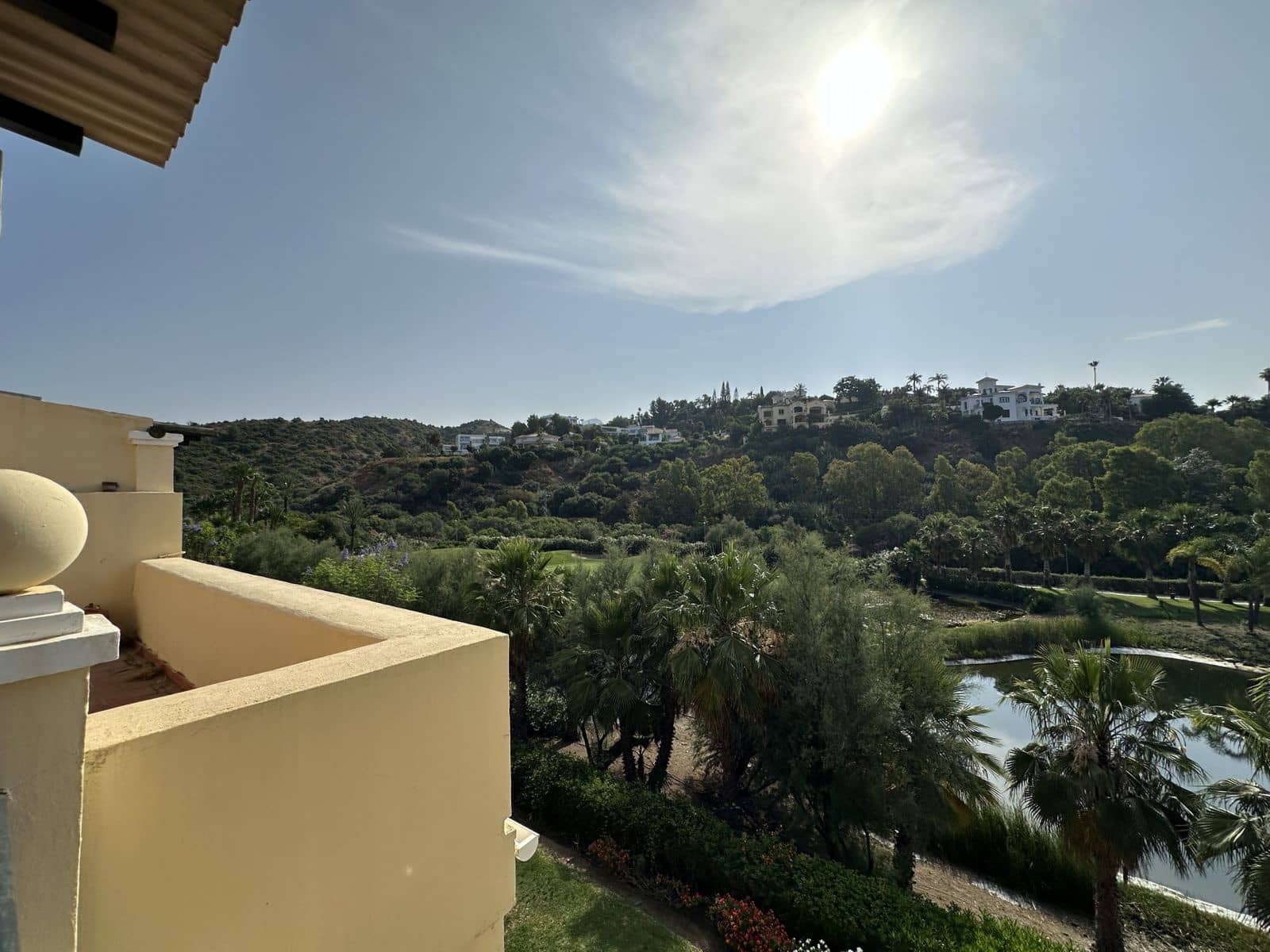 2 bedroom Penthouse for sale in Benahavis - € 420,000 (Ref: 9072805)