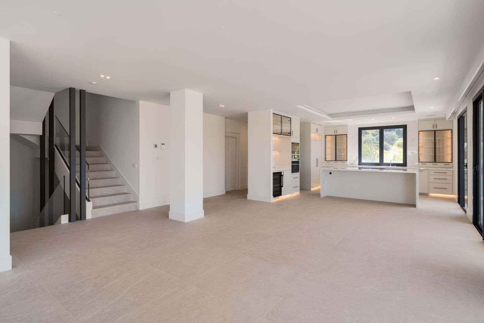 4 bedroom Villa for sale in Estepona with pool - € 3,000,000 (Ref: 9105841)