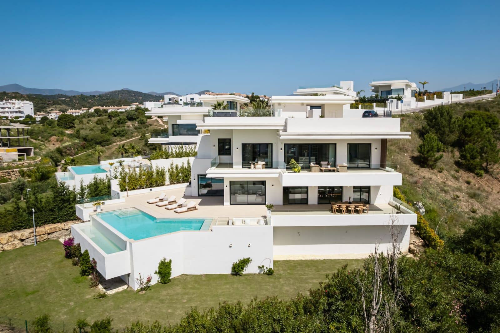 4 bedroom Villa for sale in Estepona with pool - € 2,990,000 (Ref: 9105841)
