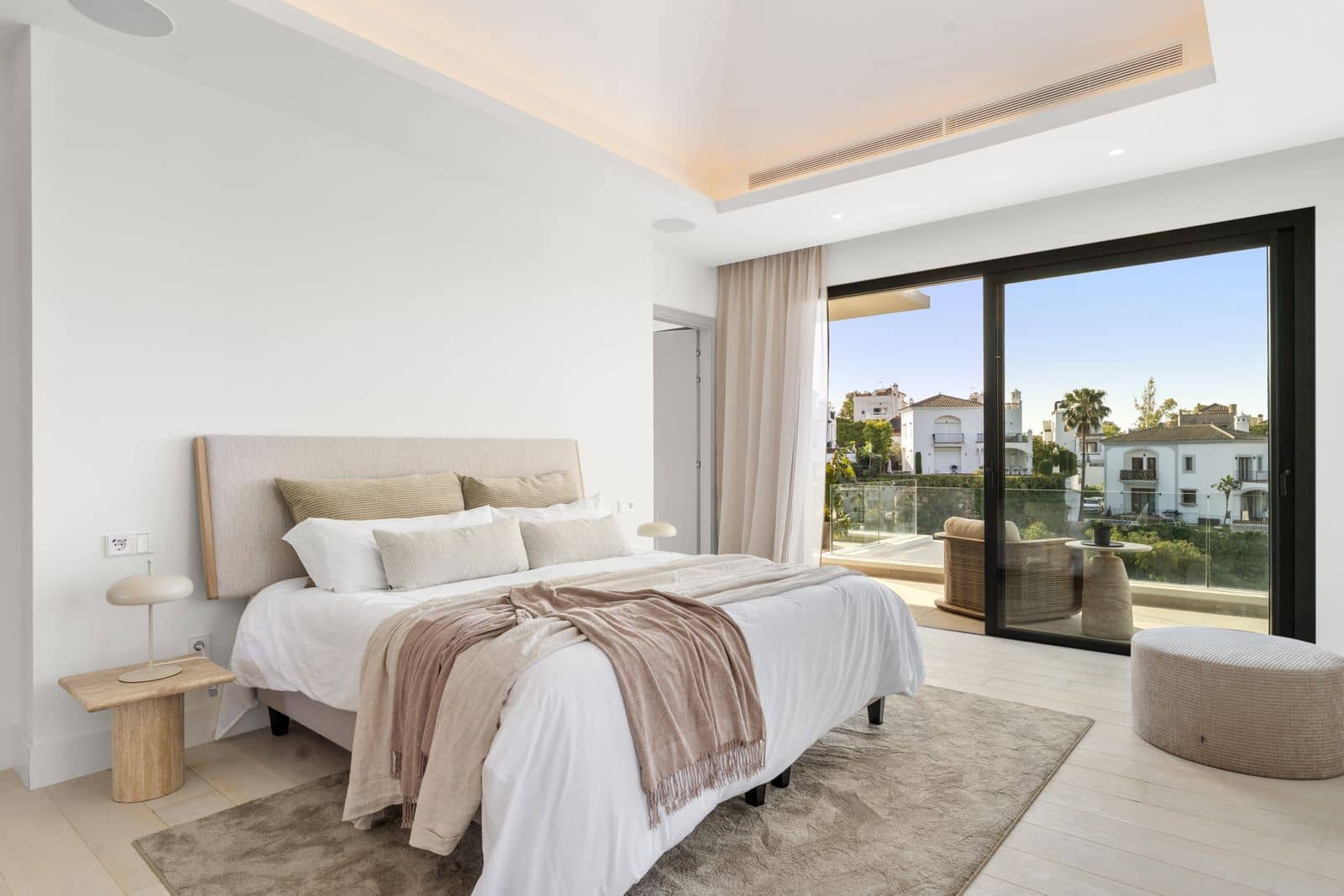 4 bedroom Villa for sale in Estepona with pool - € 2,990,000 (Ref: 9105841)