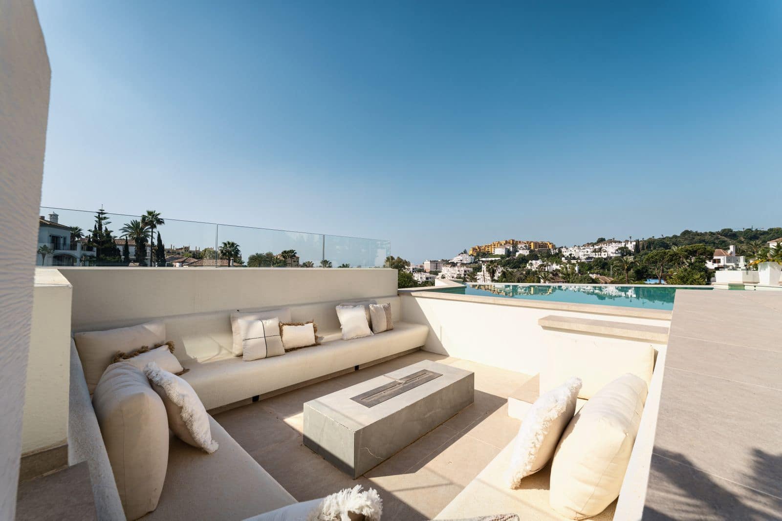 4 bedroom Villa for sale in Estepona with pool - € 2,990,000 (Ref: 9105841)