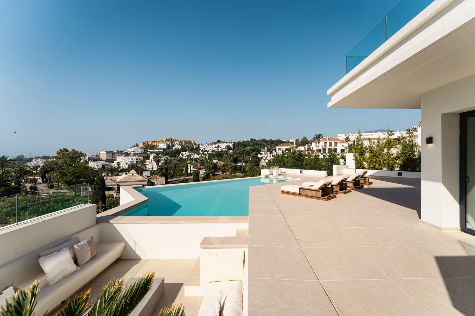 4 bedroom Villa for sale in Estepona with pool - € 2,990,000 (Ref: 9105841)