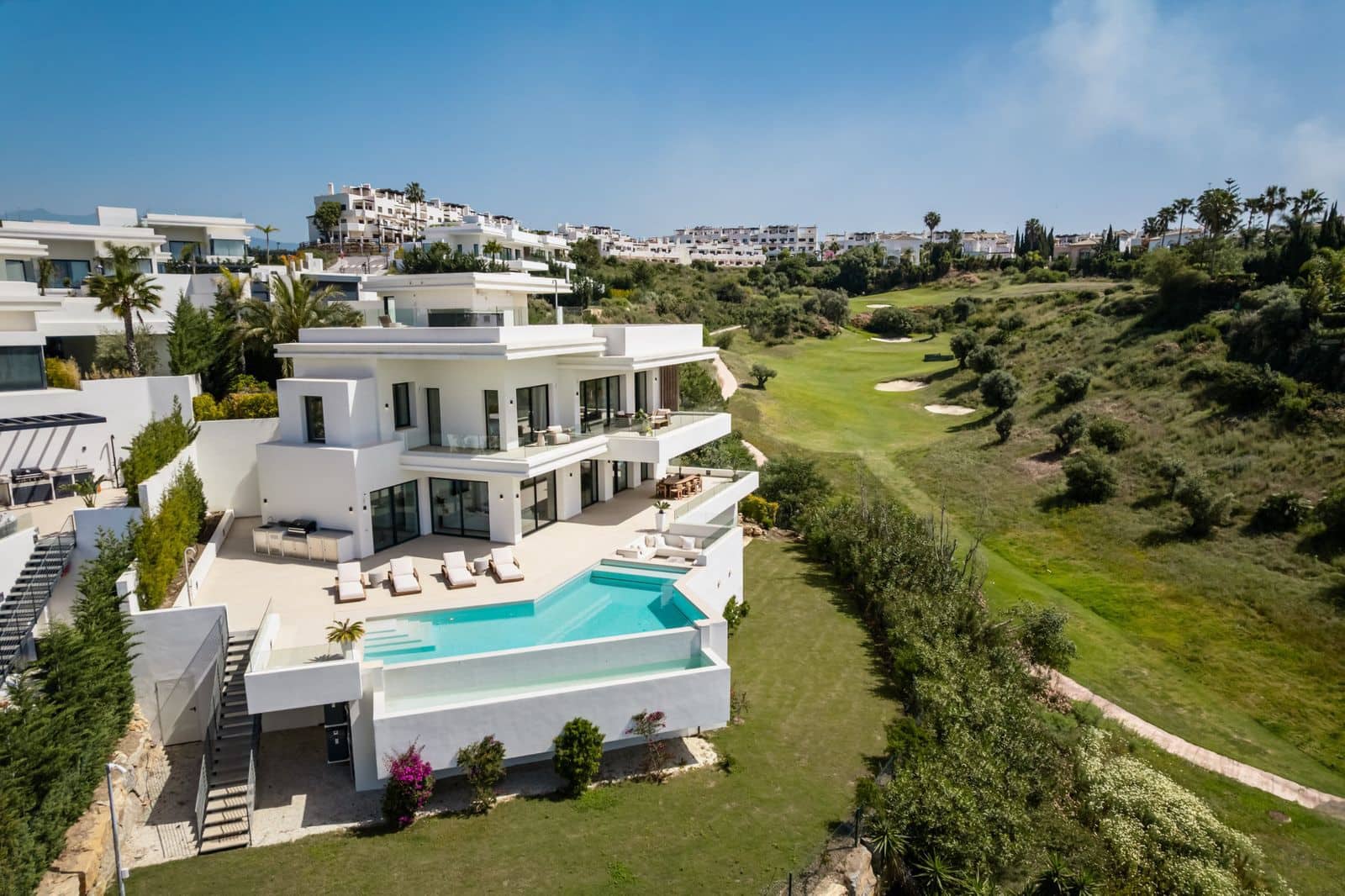 4 bedroom Villa for sale in Estepona with pool - € 2,990,000 (Ref: 9105841)