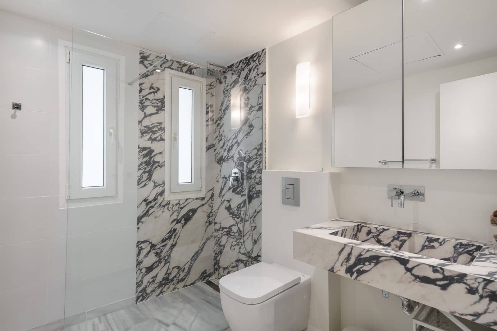 2 bedroom Apartment for sale in Nueva Andalucia with pool garage - € 449,000 (Ref: 9109633)