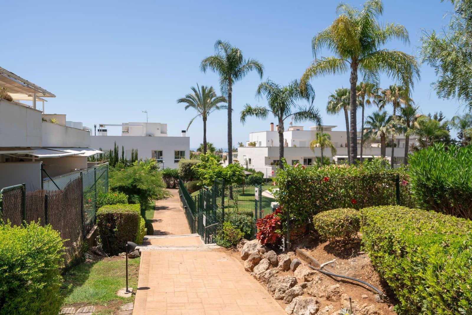 2 bedroom Apartment for sale in Nueva Andalucia with pool garage - € 449,000 (Ref: 9109633)