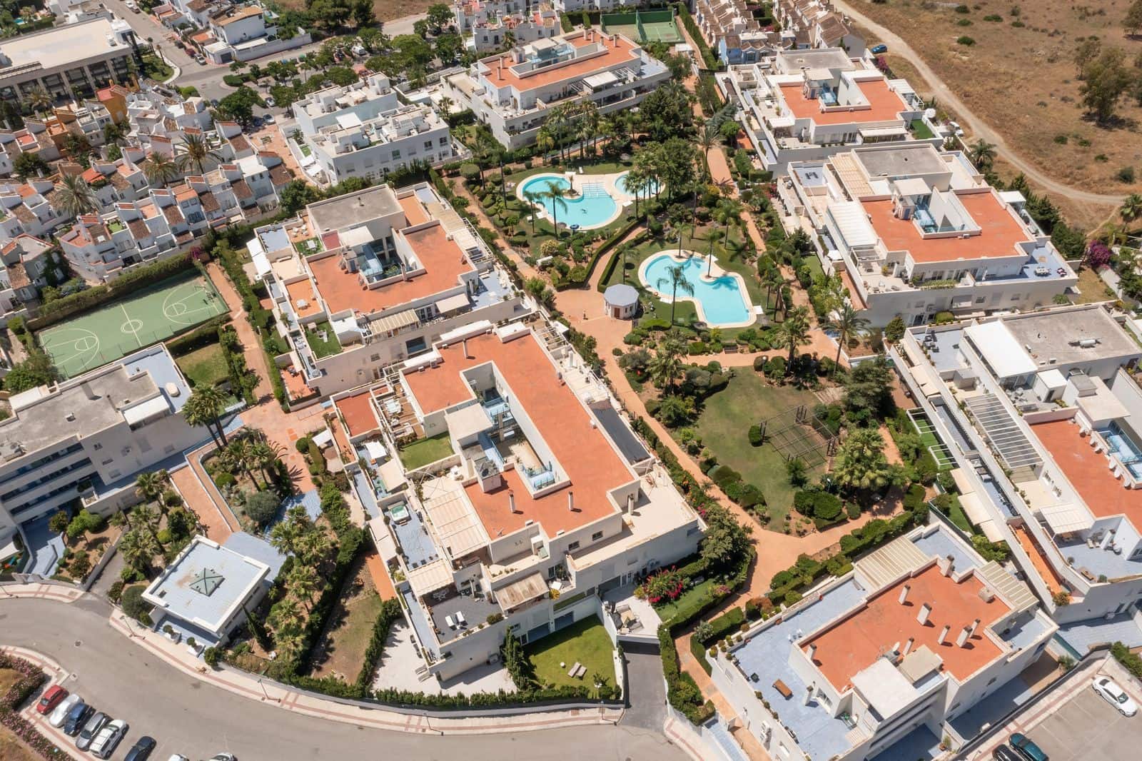 2 bedroom Apartment for sale in Nueva Andalucia with pool garage - € 449,000 (Ref: 9109633)