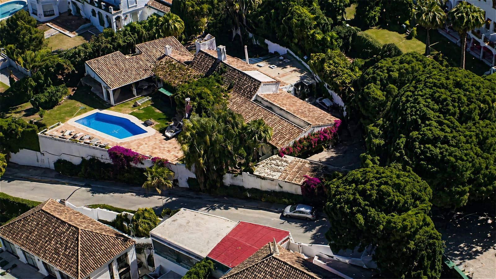 5 bedroom Villa for sale in Nueva Andalucia with pool garage - € 2,800,000 (Ref: 9114841)