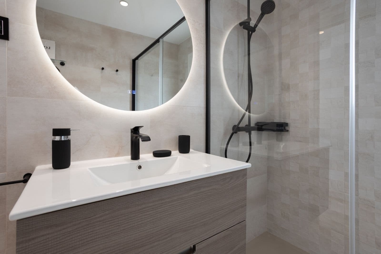 2 bedroom Apartment for sale in Nueva Andalucia - € 890,000 (Ref: 9116808)