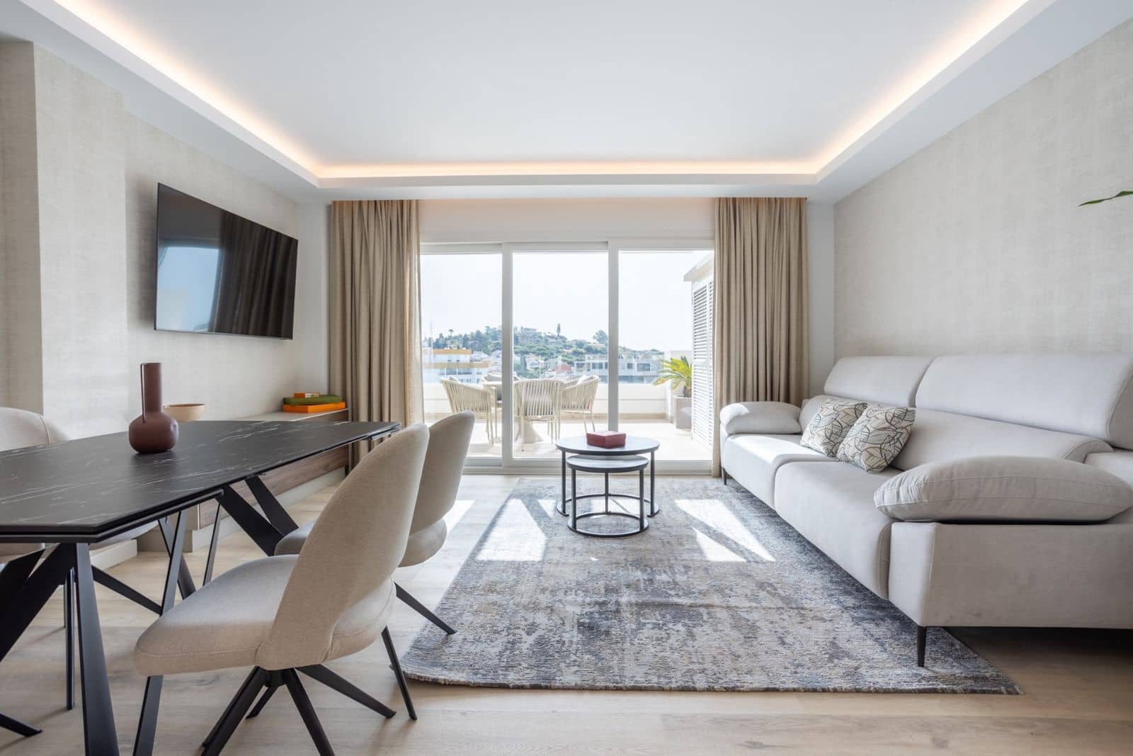 2 bedroom Apartment for sale in Nueva Andalucia - € 890,000 (Ref: 9116808)