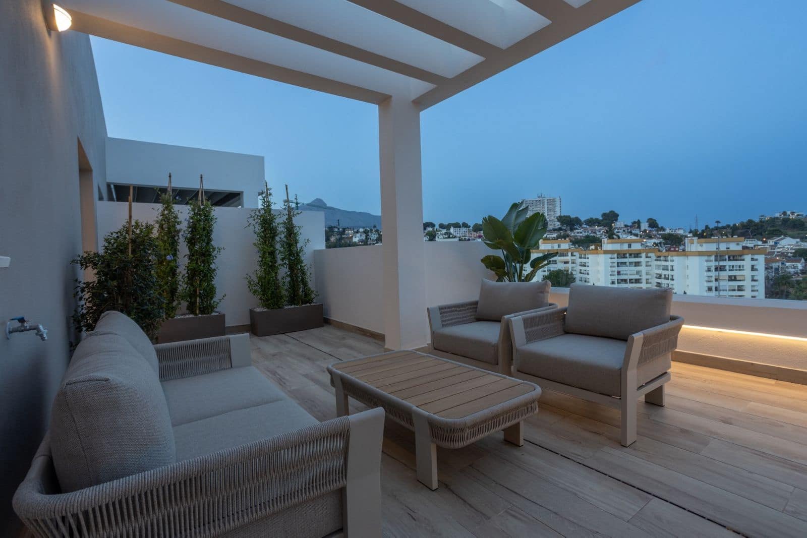 2 bedroom Apartment for sale in Nueva Andalucia - € 890,000 (Ref: 9116808)