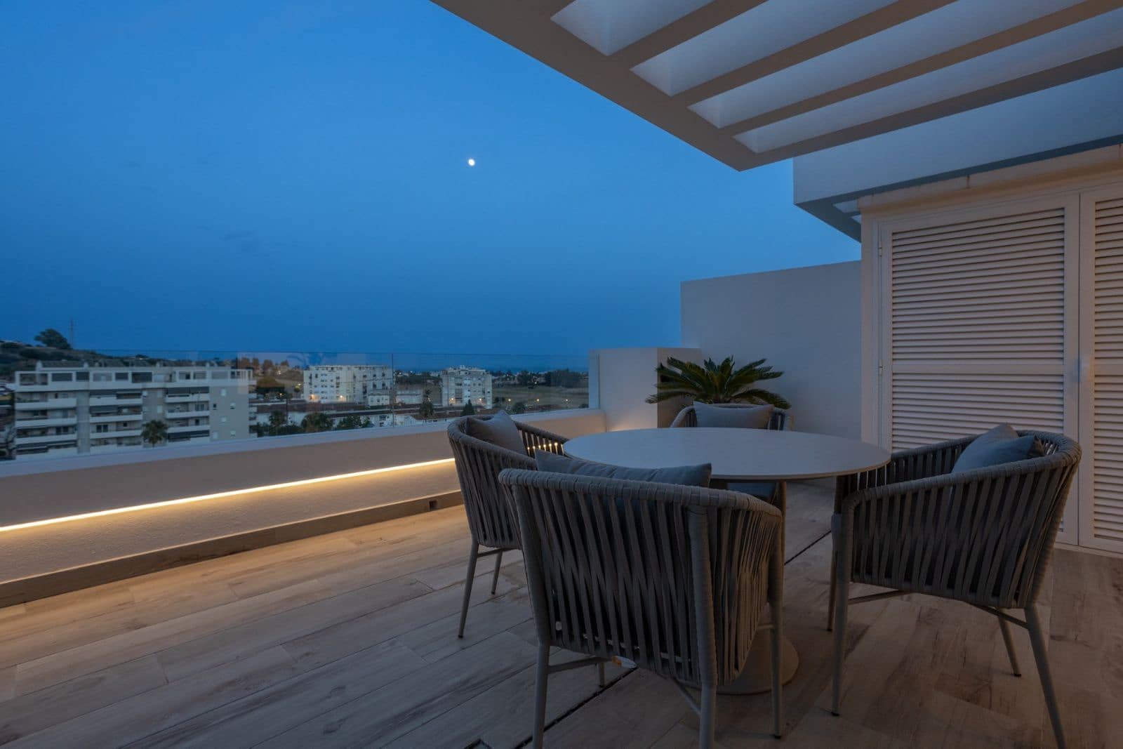 2 bedroom Apartment for sale in Nueva Andalucia - € 890,000 (Ref: 9116808)