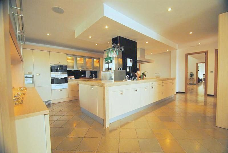 8 soveværelse Villa til salg i Cabopino med swimmingpool garage - € 4.950.000 (Ref: 9127823)