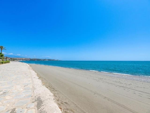 4 quarto Penthouse para venda em Estepona - 750 000 € (Ref: 9127825)