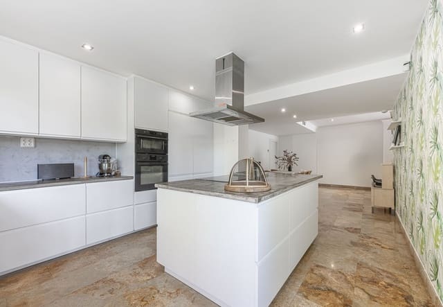 3 soveværelse Lejlighed til salg i Golden Mile, Marbella med garage - € 795.000 (Ref: 9154713)