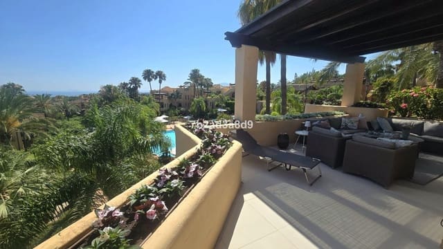 2 soveværelse Penthouse til salg i Golden Mile, Marbella med swimmingpool - € 2.095.000 (Ref: 9227938)
