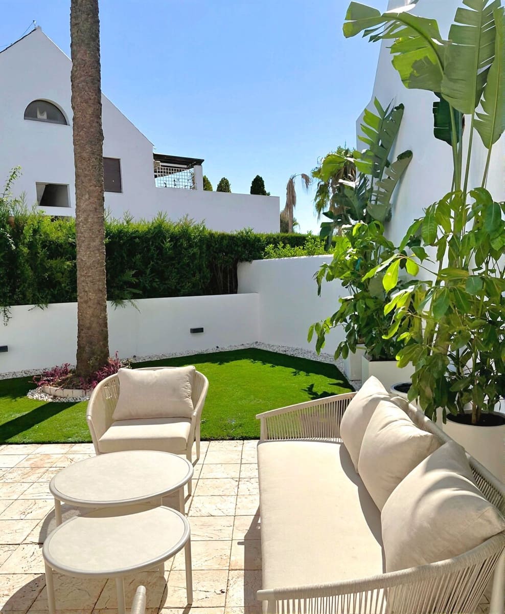 3 bedroom Apartment for sale in Nueva Andalucia - € 849,000 (Ref: 9227950)