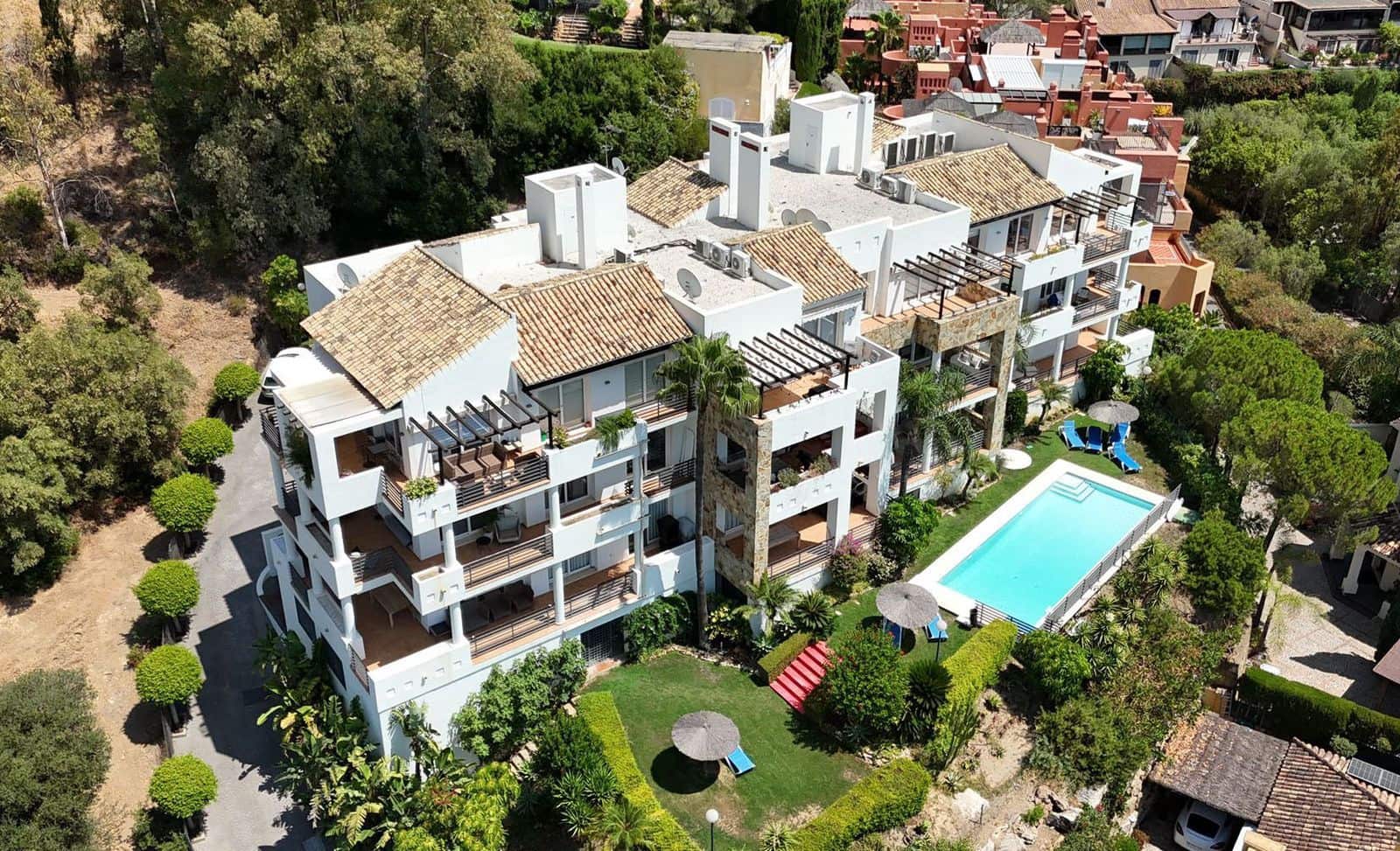 2 bedroom Apartment for sale in San Pedro de Alcantara with pool - € 485,000 (Ref: 9227954)