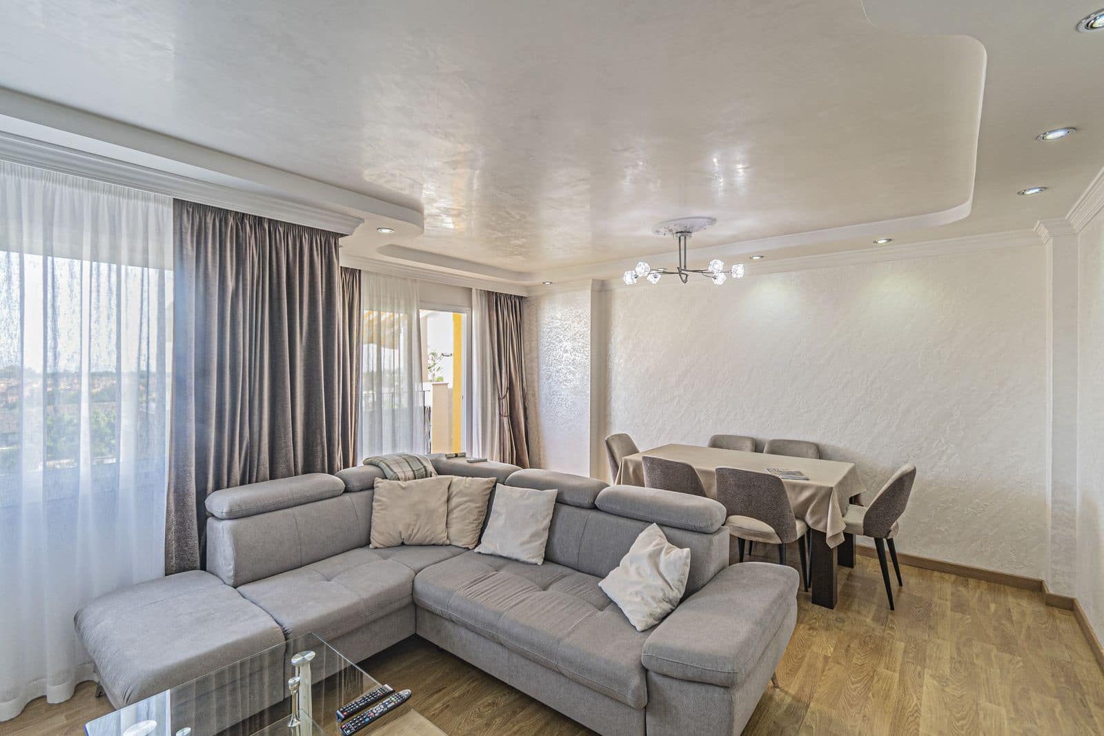 2 bedroom Apartment for sale in Estepona with pool - € 410,000 (Ref: 9227955)