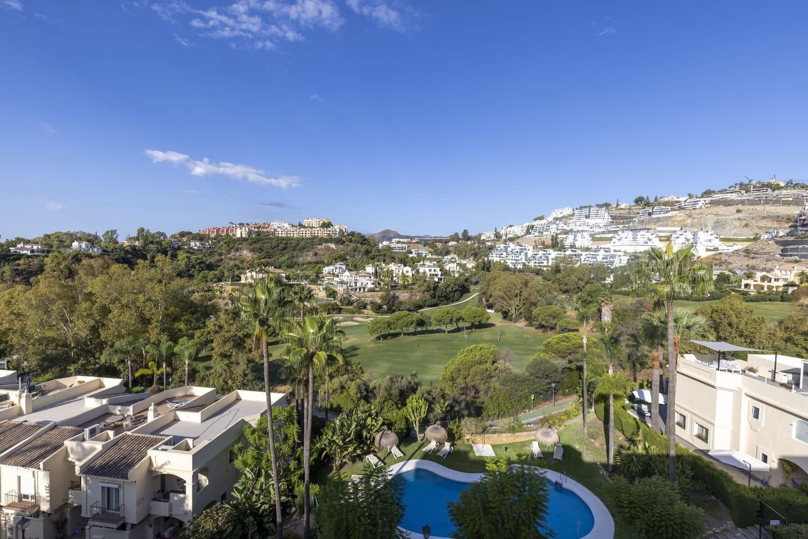 3 makuuhuone Kattohuoneisto myytävänä paikassa La Quinta mukana uima-altaan - 649 995 € (Ref: 9348814)