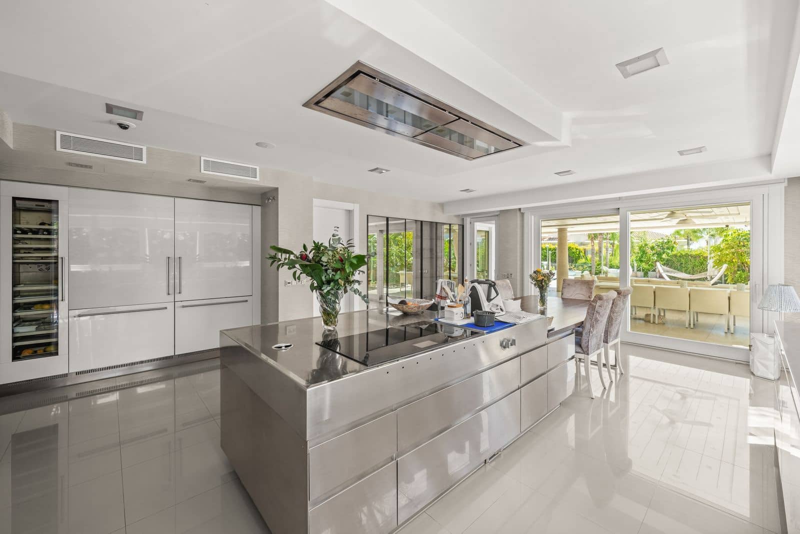 8 bedroom Villa for sale in Bahia de Marbella - € 9,500,000 (Ref: 9382095)