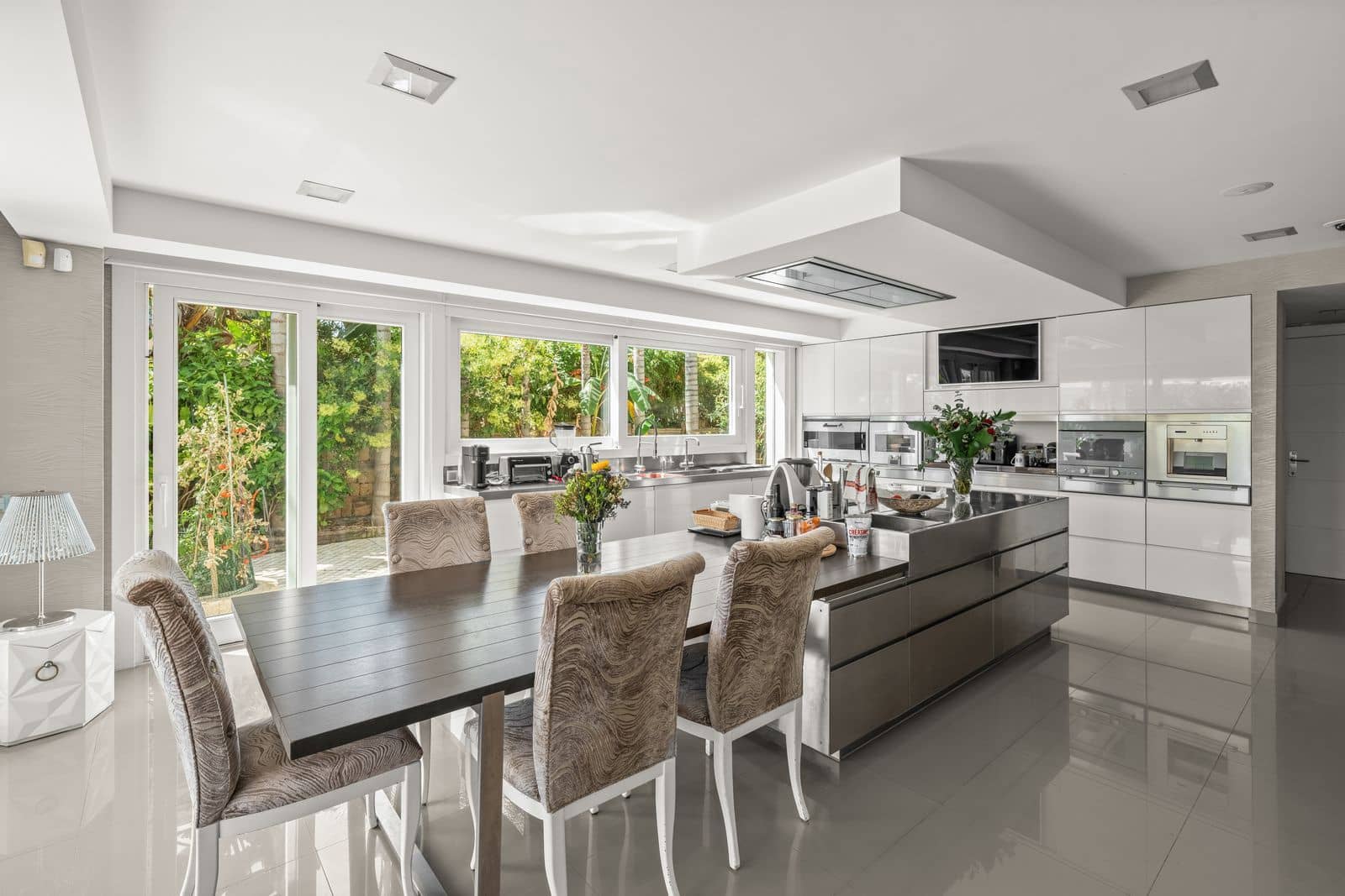 8 bedroom Villa for sale in Bahia de Marbella - € 9,500,000 (Ref: 9382095)