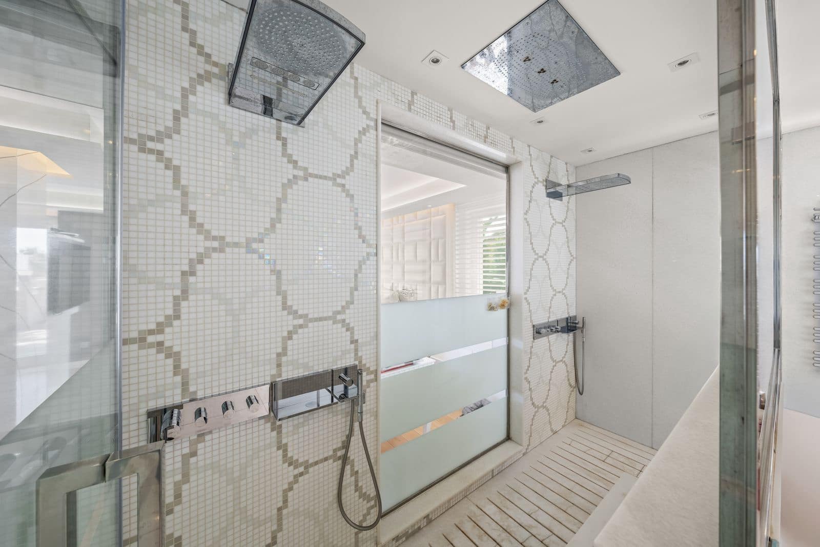 8 bedroom Villa for sale in Bahia de Marbella - € 9,500,000 (Ref: 9382095)