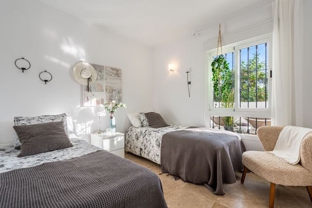 3 bedroom Penthouse for sale in Nueva Andalucia, Marbella with pool - € 589,000 (Ref: 9424213)