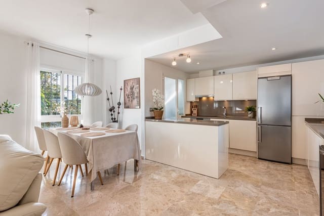 3 bedroom Penthouse for sale in Nueva Andalucia, Marbella with pool - € 589,000 (Ref: 9424213)