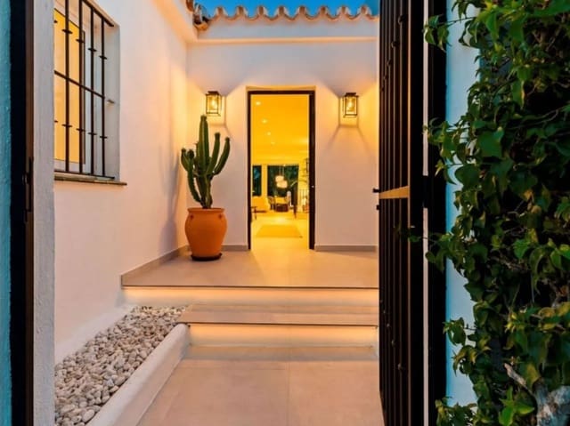 4 makuuhuone Omakotitalo myytävänä paikassa Marbella - 899 000 € (Ref: 9439021)