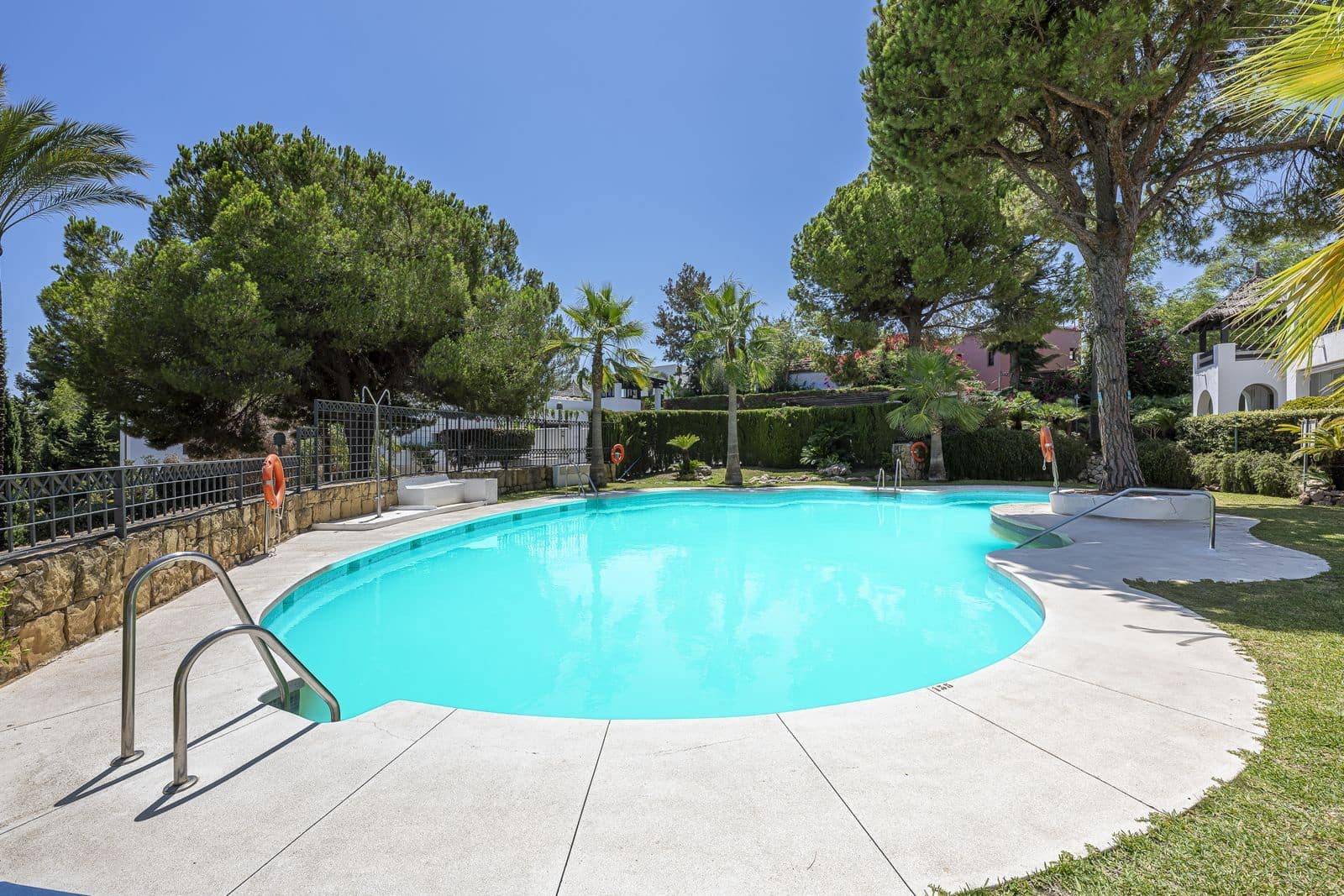 2 bedroom Penthouse for sale in Rio Real with pool - € 635,000 (Ref: 9439022)