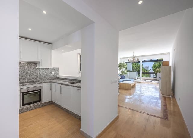 2 makuuhuone Kattohuoneisto myytävänä paikassa Río Real, Marbella mukana uima-altaan - 635 000 € (Ref: 9439022)