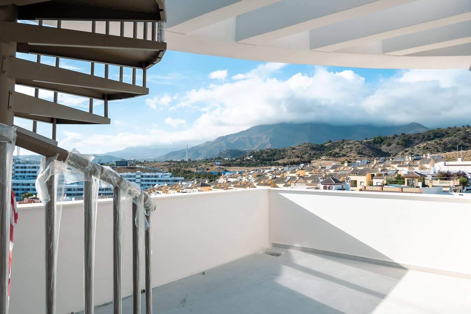 2 soveværelse Penthouse til salg i Estepona med swimmingpool - € 595.000 (Ref: 9488033)