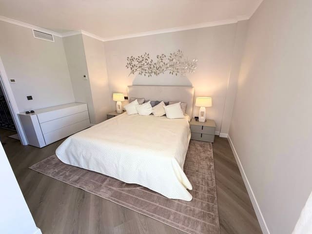 3 bedroom Townhouse for sale in El Paraiso, Estepona - € 990,000 (Ref: 9575452)