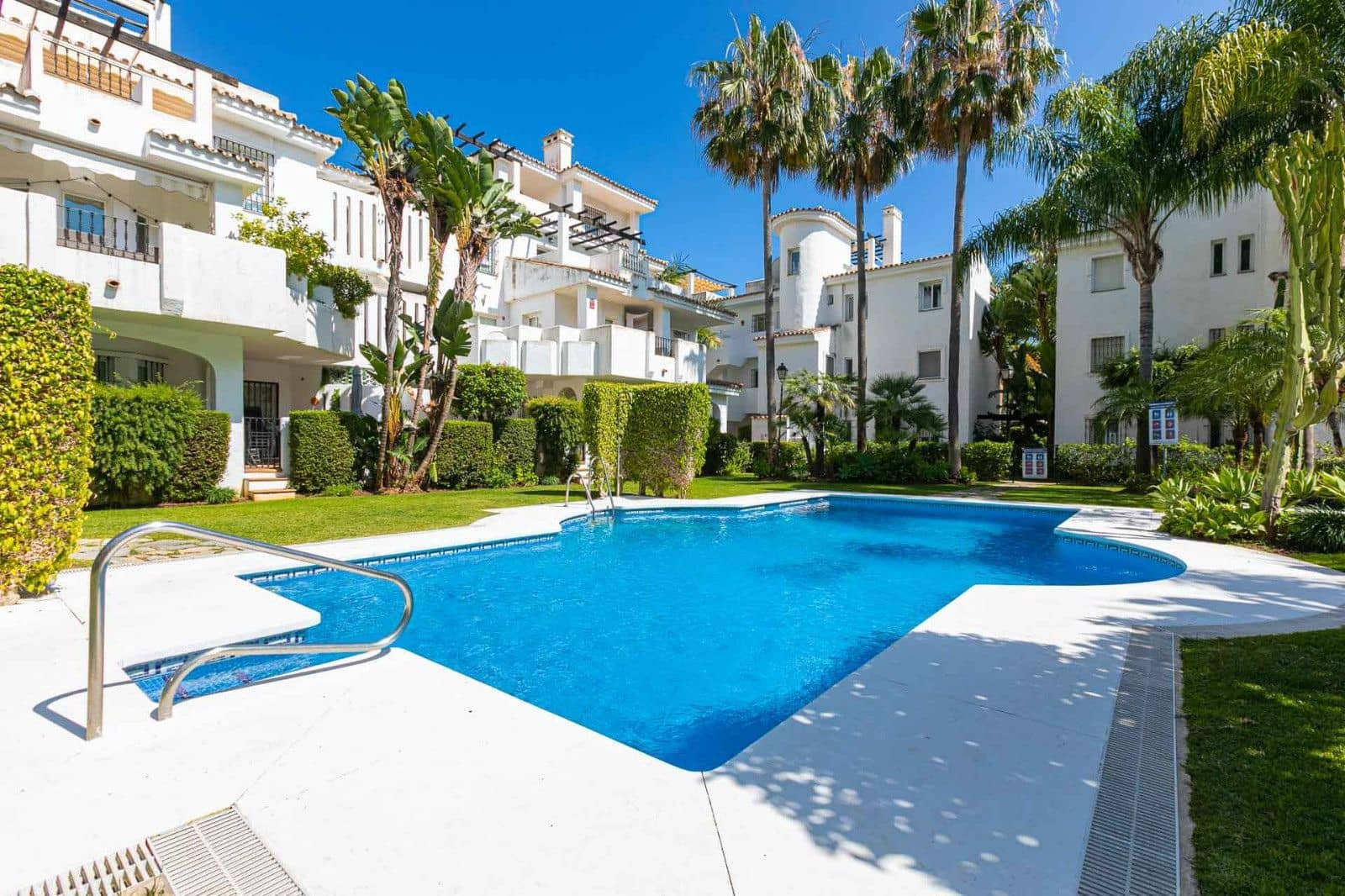 3 soveværelse Lejlighed til salg i Nueva Andalucia med swimmingpool - € 599.000 (Ref: 9575453)