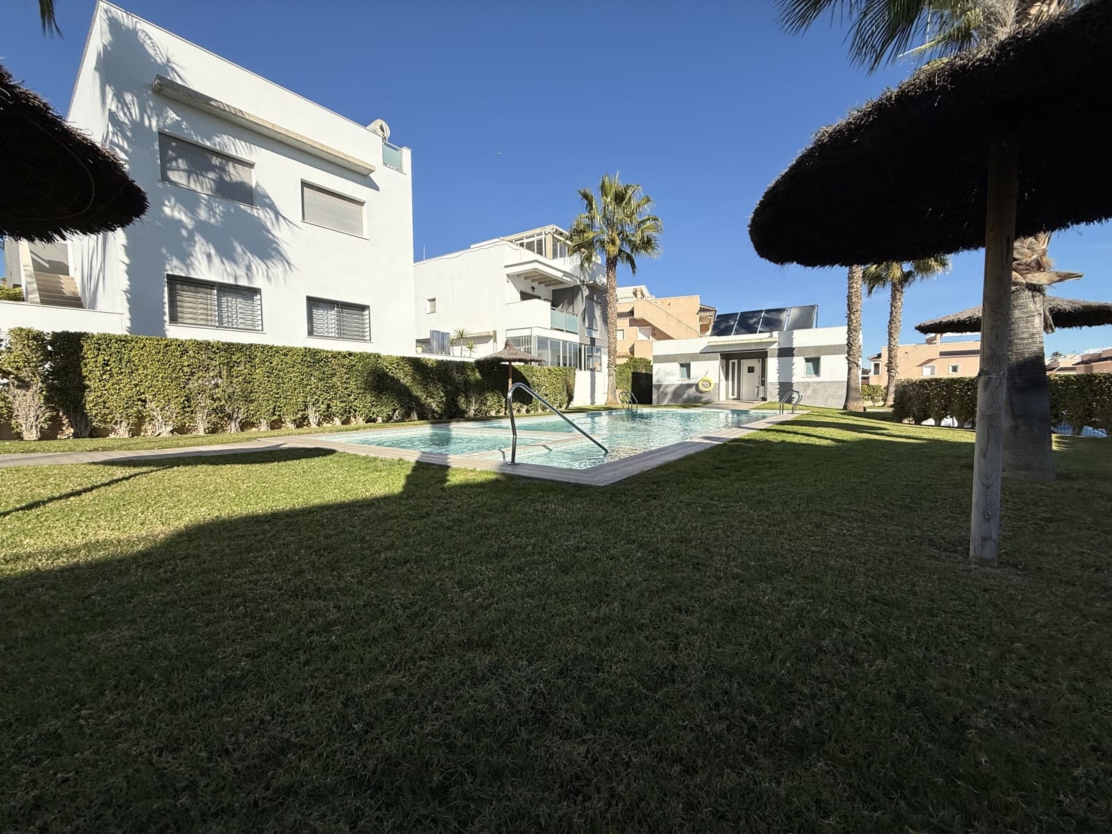 2 soveværelse Lejlighed til salg i Torrevieja med swimmingpool garage - € 233.900 (Ref: 9550549)