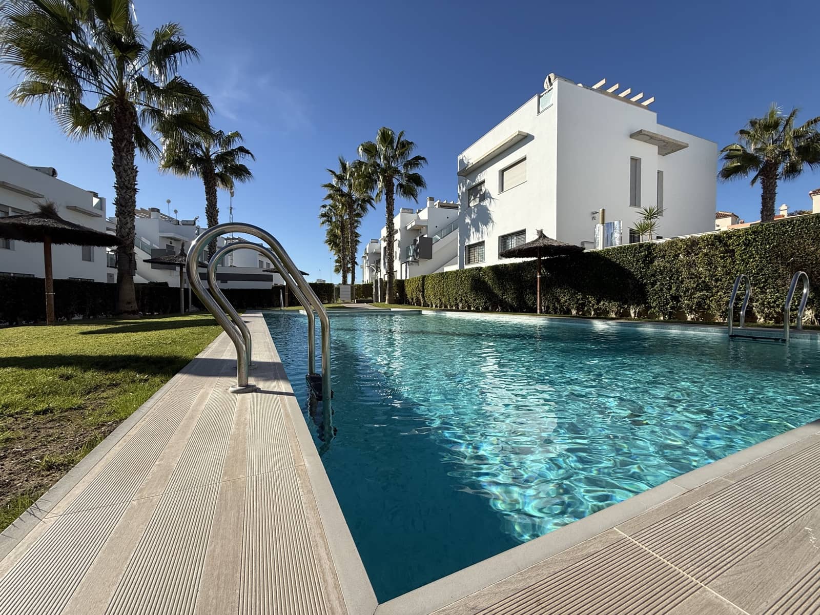 2 soveværelse Lejlighed til salg i Torrevieja med swimmingpool garage - € 233.900 (Ref: 9550549)