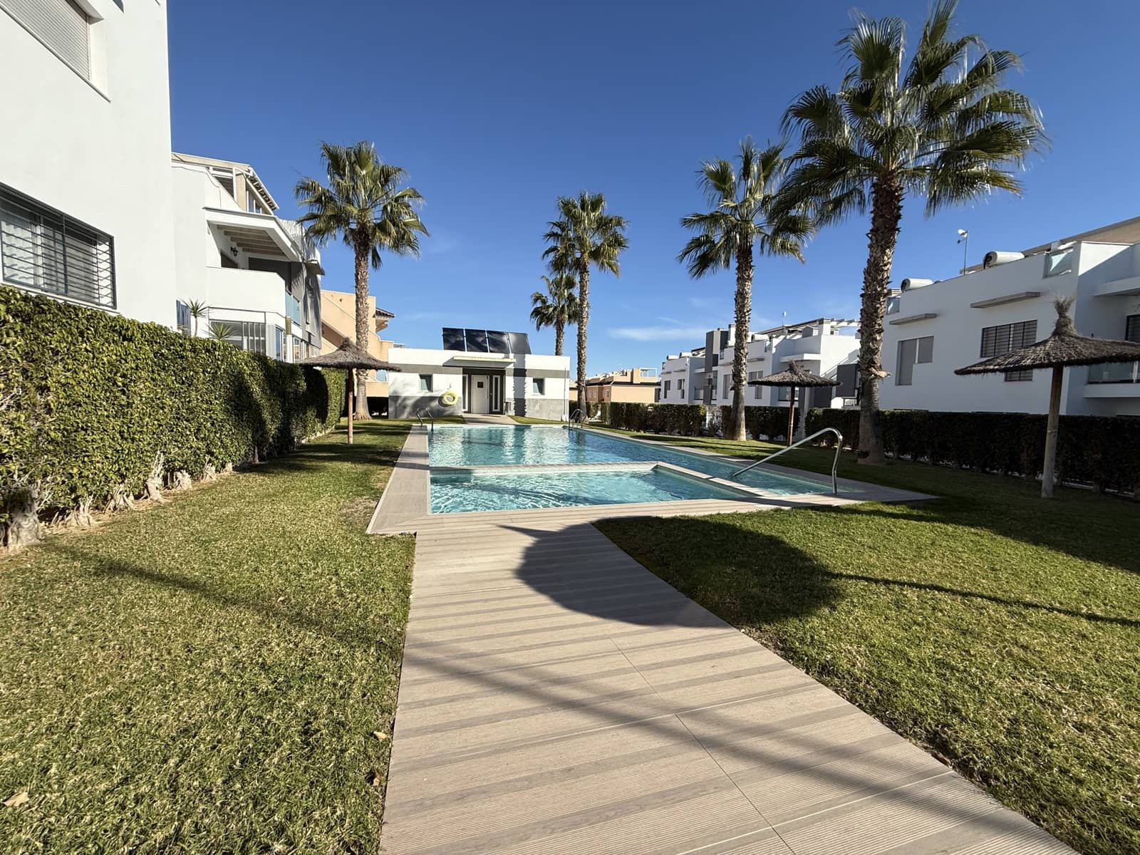 2 soveværelse Lejlighed til salg i Torrevieja med swimmingpool garage - € 233.900 (Ref: 9550549)