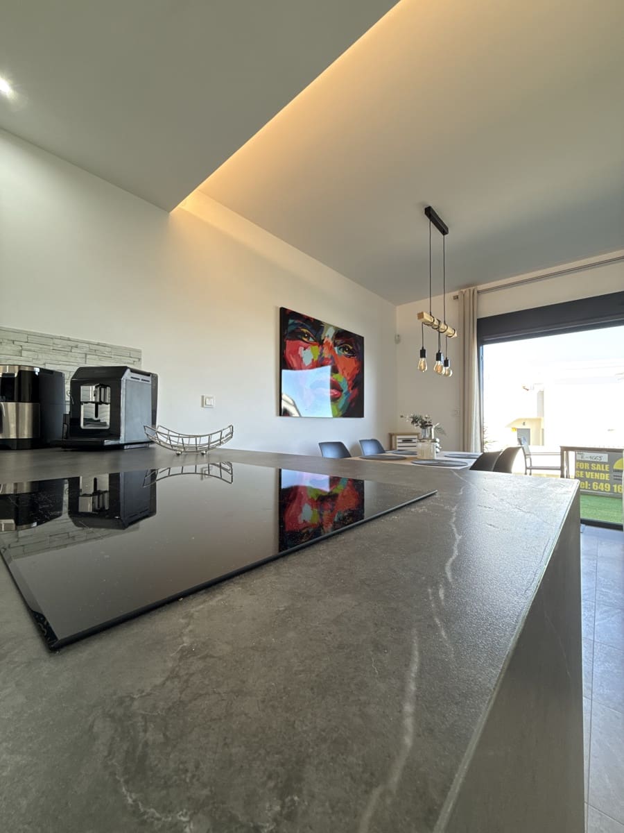 Apartamento de 2 habitaciones en Torrevieja en venta con piscina garaje - 264.900 € (Ref: 9550550)