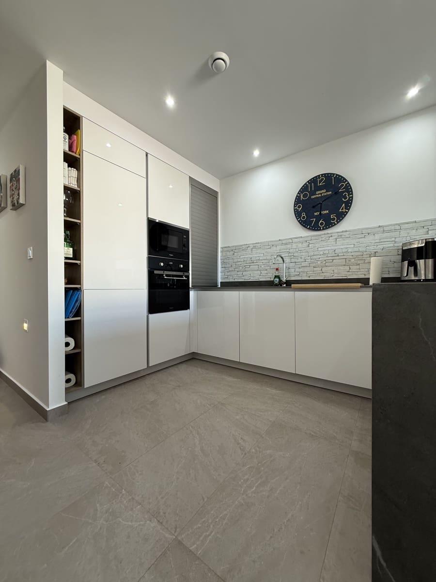 Apartamento de 2 habitaciones en Torrevieja en venta con piscina garaje - 264.900 € (Ref: 9550550)