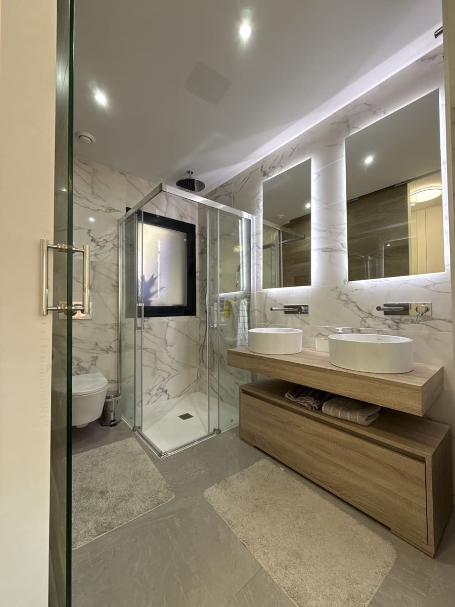 Apartamento de 2 habitaciones en Torrevieja en venta con piscina garaje - 264.900 € (Ref: 9550550)